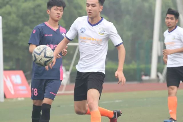 莱万与梅西赛前交谈，大家觉得他们聊了些什么？